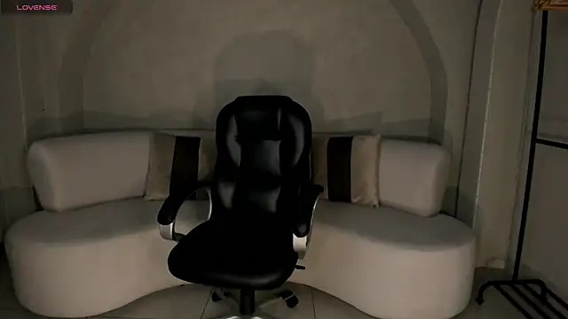 LizzHamilton   online show from 10, 11, 2025