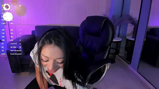 LizzHamilton   online show from 7, 3, 2025