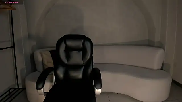 LizzHamilton   online show from 6, 11, 2025