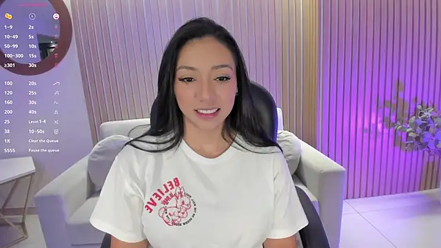 LizzHamilton   online show from 11, 3, 2025