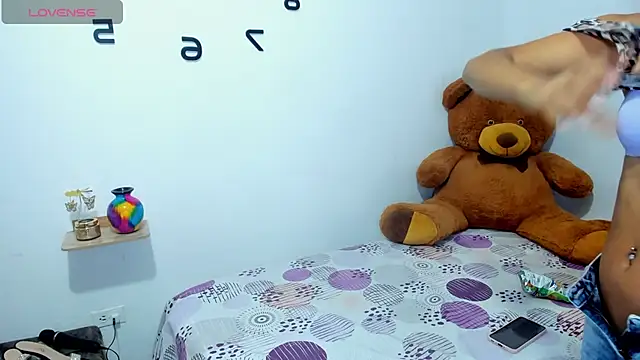 Snapshot of divahotxx_69 chatting on 5, 1, 2025 divahotxx 69 online show from 5, 1, 2025