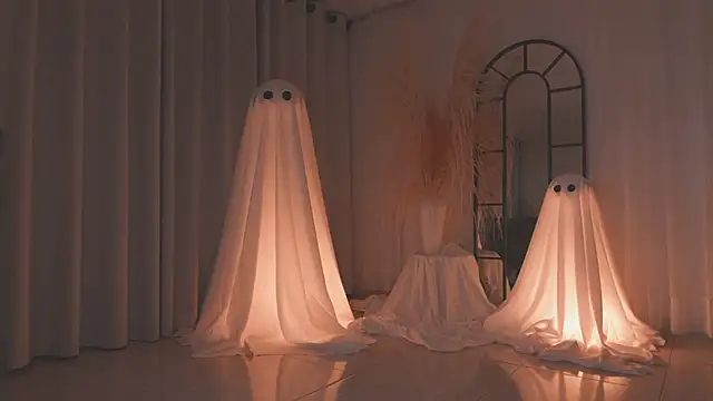 AmyArmstrong online show from 13, 10, 2025