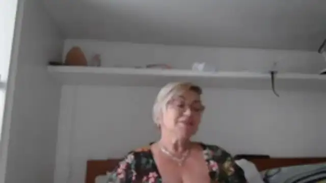 Snapshot of LindaL chatting on 5, 11, 2025 LindaL online show from 5, 11, 2025