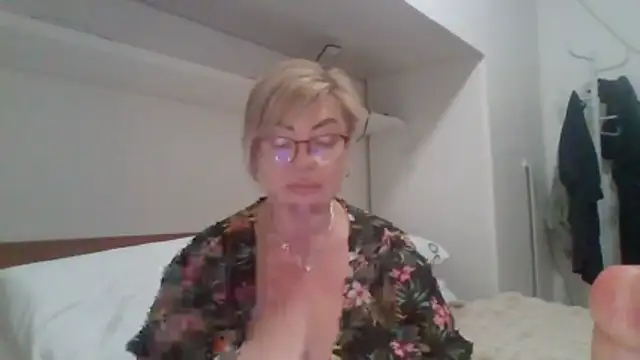 Snapshot of LindaL chatting on 18, 11, 2025 LindaL online show from 18, 11, 2025
